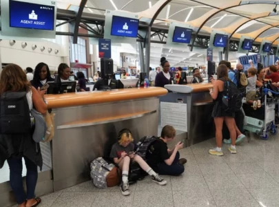 us launches probe into delta amid widespread flight cancellations